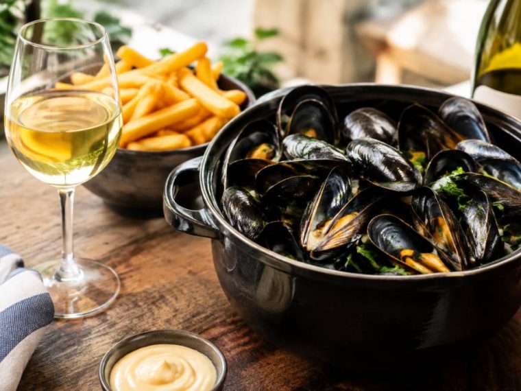 Accord mets vin : moules frites, les meilleurs vins à servir