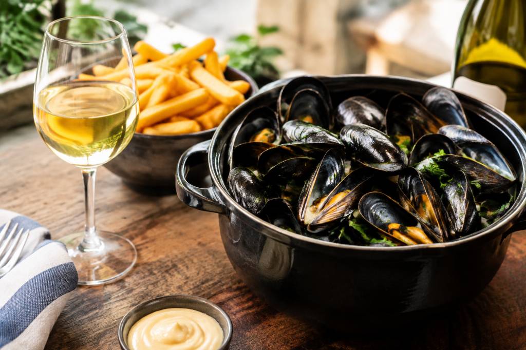 Accord mets vin : moules frites, les meilleurs vins à servir